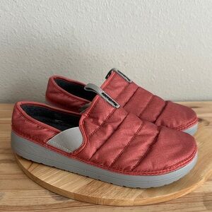 Northside Rainier Womens Round Closed Toe Slip-On Shoe new 10